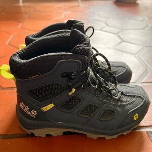 Kids waterproof hiking shoes Size 13, Jack WOLFSKIN